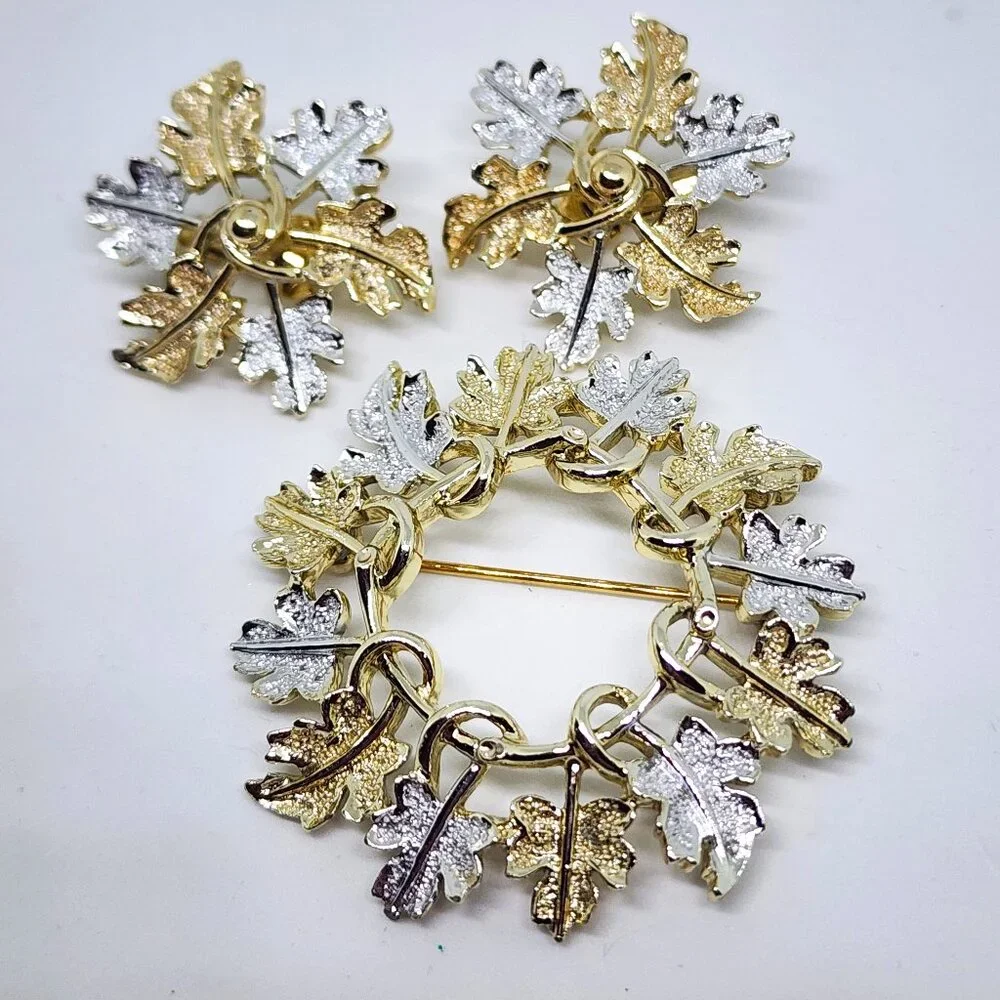Sarah Coventry Silver Gold Holiday Christmas Wreath Pin & Clip Earrings Set